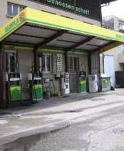 AGROLA Tankstelle in Niederscherli; überdacht mit drei Tanksäulen; links ein PET Abfalleimer