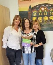 Foto von 3 Frauen. Verabschiedung einer Umschülerin.