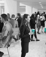 FirstLoveCoffee GmbH - Kaffee Catering Berlin - Business-Event mit Gästen, Kaffee in türkisfarbenen Bechern und mobiler Barista-Versorgung für Firmenfeiern, Kundenevents und Konferenzen.