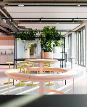 RISE Café - Der zentrale Treffpunkt, der unsere Unternehmenswerte widerspiegelt: Respekt, Integrität, Service, Exzellenz und dazu einlädt gemeinsam Kaffee und Lunch zu genießen, zu netzwerken und neue Kontakte knüpfen oder auch in Café-Atmosphäre temporär zu arbeiten