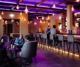 Bar mit Cocktails, Longdrinks & Spirituosen