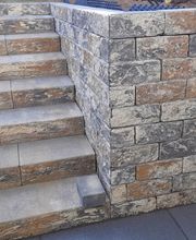 Gartenmauer und Blockstufen bilden eine Einheit