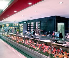 Metzgerei & heiße Theke
Unsere hauseigene Metzgerei versorgt Sie mit Fleisch, Wurst, Käse sowie Fisch. Lassen Sie sich von unseren Mitarbeitern beraten und verköstigen. In unserem Markt erwarten Sie hausgemachte Spezialitäten wie Fleischkäse, Bratwürste oder Frischkäse. Aufgrund unseres herausragenden Konzeptes tragen wir den Titel „Sternemetzgerei“, den uns die EDEKA verliehen hat.