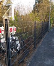 Neu montierter Doppelstabmattenzaun in Anthrazit zur sicheren und modernen Abgrenzung eines Grundstücks. KK GaLaBau bei Berlin übernimmt Zaunbau und Grundstückseinfassungen passend zur vorhandenen Gartengestaltung.