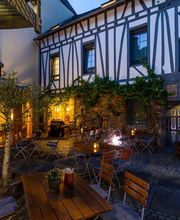 Biergarten AkZENT Hotel Roter Ochse mit der Rückansicht vom Haus Burgenheimat