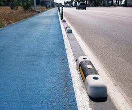 Nuestro separador de carril bici está fabricado de plástico 100% reciclado. Donde gracias a utilizar el PVC como materia prima conseguimos una mayor resistencia.