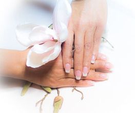 Manikür in Chemnitz Die Hände sind die Visitenkarte zur Persönlichkeit eines Menschen. Zu einer perfekten Maniküre gehört das Formen der Nägel, das Pflegen der Nagelhaut und der Hände