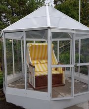 Kleines Glashaus im Garten