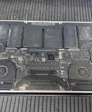 MacBook Pro Retina 15 polegadas 2015 aberto para limpeza interna, troca de pasta térmica e manutenção preventiva na Casa do Mac em Brasília.