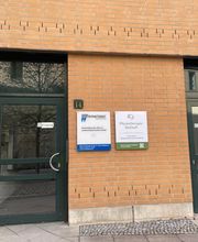 Nahaufnahme des Eingangsbereichs mit Praxisschild von Physiotherapie Birkhoff. Die Aufnahme zeigt den Zugang zur Praxis für Physiotherapie Magdeburg und eignet sich ideal für Standort, Anfahrt und lokale Sichtbarkeit.