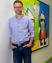 Tobias Aurich Steuerberater Karlsruhe - In unserer Kanzlei mit mehreren Standorten arbeiten Steuerberater und Fachangestellte gemeinschaftlich und auf Augenhöhe, gehen respektvoll miteinander um und bündeln Kompetenzen. Die Zusammenarbeit im Team als auch mit unseren Mandanten ist harmonisch und vertrauensvoll, wir bieten einen geschützten Raum für vertrauliche Gespräche und nehmen Datenschutz sehr ernst. Ein enger und steter Kontakt mit unseren Klienten ist für uns und unsere Arbeit essenziell wichtig, deshalb sind wir in unserem eigens entwickelten AMZ-Chat unkompliziert erreichbar und beantworten zeitnah Ihre Fragen und Anliegen.