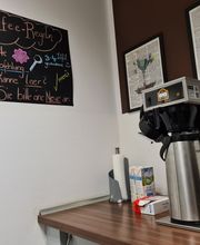 Küchenzeile mit Kaffeemaschine, Zucker und Milch.