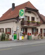 AGROLA Tankstelle in Safenwil - eine Tanksäule mit Zahlterminal - direkt an Hauptstrasse bei Wohnhaus gelegen
