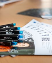 Flyer und Kugelschreiber