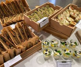 dean&david Catering | Stuttgart - Auswahl an veganen Sandwiches, Falafel Wraps, Caesar Wraps und Kokosmilchreis im Glas, ideal für modernes Fingerfood Catering und Firmenveranstaltungen.