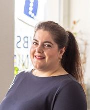 Senay Gözükara, Bildungsreferentin für Umschulungen bei WBS TRAINING, lächelt freundlich in die Kamera. Sie trägt ein dunkelblaues Oberteil und steht vor einem hellen Hintergrund. Ihre sympathische Ausstrahlung vermittelt Kompetenz und Engagement