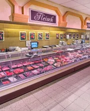 An der Frischetheke wirst du herzlich empfangen. Wir zeigen dir gerne unsere ganze Auswahl an Wurstwaren, Fleisch und Käsespezialitäten, von mild bis würzig. Wir wissen, wo alles herkommt oder wie du es am besten zubereitest – frage uns einfach!