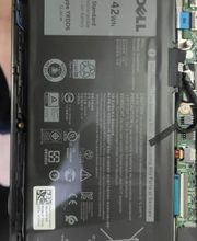 Notebook Dell aberto com bateria original modelo YRDD6 durante manutenção e troca da bateria em assistência técnica especializada.