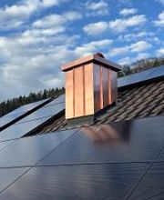 Photovoltaikanlage und Kaminbekleidung in Kupfer