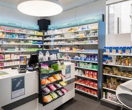 Kassenbereich und Artikelregale Amavita Apotheke Vispach
