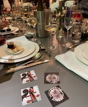 Geschlossene Gesellschaft Geselligkeit und Genuss – Gäste erleben Sushi und erlesene Weine bei Geschlossene Gesellschaft von Wulf Mey in Hamburg.