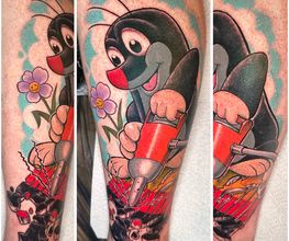 Buntes Comic-Tattoo eines fröhlichen Maulwurfs mit Presslufthammer, Blumen und zerbrochenem Boden.