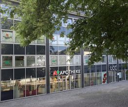 Aussenansicht der Apotheke am Luisenplatz