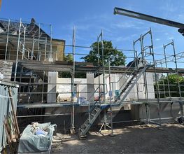 Rohbau aus Porenbeton mit Gerüst und eigenem Kran von AS-Bau. Rohbauarbeiten vom Meisterbetrieb aus Lage in Lippe.