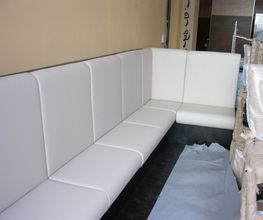 Neubau Baenke in einer Bar