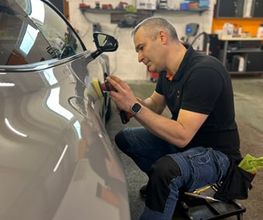 Barbelo Autopflege in Bad Bentheim bietet professionelle Lackaufbereitung für tiefen Glanz, Schutz und Werterhalt des Fahrzeugs.