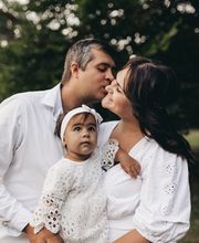 Ein emotionaler Moment während der freien Taufe eines Babys