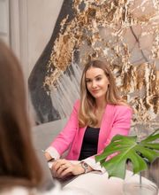 BUZZINTALENTS ist eine renommierte Influencer-Agentur aus Köln, die sich darauf spezialisiert hat, Marken und Menschen zusammenzubringen und herausragende Influencer-Kampagnen zu entwickeln. Als Full-Service Influencer Agentur platzieren wir Marken, Produkte und Botschaften in perfekte Inszenierung und erreichen damit Deinen individuellen Zielkunden: effektiv, zielorientiert und in professionellster Umsetzung.