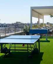 Il sesto piano ospita una terrazza con vista sul duomo di Milano, dove poter pranzare, fare aperitivi o godersi momenti di relax.