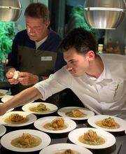 Geschlossene Gesellschaft Aufwendig angerichtetes Hauptgericht mit knusprigem Teigwerk und aromatischer Sauce, serviert bei Geschlossene Gesellschaft von Wulf Mey.
