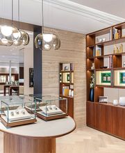 Rolex Showroom mit Vitrinen und großem Wandregal aus Holz