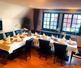 Unser Gesellschaftsraum
Für besondere Anlässe oder geschlossene Treffen bieten wir Ihnen ebenfalls unseren großen separaten Raum in der ersten Etage an.
Ob Sie einen Geburtstag, eine Taufe, Hochzeit oder Familientreffen feiern möchten. Unser Gesellschaftsraum bietet Platz für ca. 30 Personen in gemütlicher Atmosphäre für Ihre Veranstaltung.
Auf Wunsch können wir den Raum nach Ihren Vorstellungen dekorieren, um Ihren Anlass noch persönlicher zu gestalten.