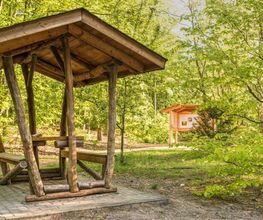 Eine überdachte Sitzgruppe am Eingang zum FriedWald Mühlenbecker Land.