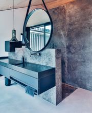 Wer ein Haus baut oder umbaut, stößt schnell auf den Begriff HOAI – die Honorarordnung für Architekten und Ingenieure. Klingt sperrig? Keine Sorge, wir erklären Ihnen die neun Leistungsphasen ganz einfach.
Jedes Haus beginnt mit einer Idee – und einem klaren Plan.