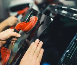 Wir tauschen Ihre Heckscheibe aus und sorgen für mehr Sicherheit!
Wir sind die beste Wahl, wenn es um eine schnelle und kostenlose Heckscheibenreparatur geht. Unsere qualifizierten Techniker tauschen Ihre Heckscheibe innerhalb von 24 Stunden aus, damit Sie schnellstmöglich wieder mobil sind.