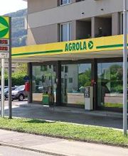 AGROLA Tankstelle in Grabs bei Mitsubishi Autogarage; Tankstelle vor Fensterfront; zwei Tanksäulen und ein Zahlterminal; AGROLA Logo mit digitaler Preisanzeige; links Mitsubishi Logo