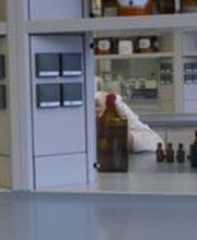 Die Kerschensteinerschule bietet ein breites Angebot von über 30 Berufsausbildungen in verschiedenen Fachrichtungen, inklusive Vollzeit-, Teilzeit- und Blockunterricht. Die Schule beherbergt zudem ein Technisches Gymnasium mit Fokus auf Angewandte Naturwissenschaften, das Schülerinnen und Schülern in drei Jahren auf das Abitur vorbereitet. Absolventen haben die Chance, Zusatzprüfungen in Chemisch-Technischer Assistenz, Physikalisch-Technischer Assistenz oder Pharmazeutisch-Technischer Assistenz abzulegen.
Die Kerschensteinerschule zeichnet sich durch motivierte Lehrer mit umfangreicher Berufserfahrung aus und legt großen Wert auf Qualität durch pädagogische Teams im Lernfeldunterricht. Zudem sind die Einrichtungen der Schule, einschließlich Werkstätten, Labors und PC-Räume, auf dem neuesten Stand der Technik.