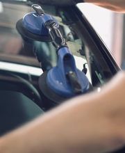 Autoglas Sofortdienst HDS im Einsatz für Privat- und Gewerbekunden. Unser mobiler Service bringt modernste Werkzeuge direkt zu Ihnen, um den Scheibenwechsel schnell, sauber und sicher abzuwickeln.