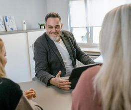 Beratungsgespräch - AXA Versicherung Daniel Martin in Netphen - Kfz-Versicherung in Netphen