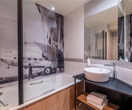 Guest room bath