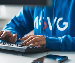 ASVG GmbH - Situationsbilder im Büro. Mitarbeiterin am Computer.