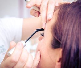 Wimpern tuschen Frau - Kosmetik - Kosmetik Doris Richter - München