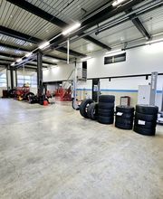 Unsere Räumlichkeiten bieten viel Platz, so dass auch bei grossen Baummaschinen und LKW`s professionell und in kürze neue Reifen montiert werden können.