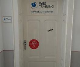 Eingangstür im Flur mit WBS Training Schild