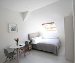 Studio Apartment (ohne Sauna) im Dachgeschoss:
Wohn/Schlafbereich mit Küche