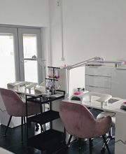 MOÈ Nails & Beauty Professionell eingerichteter Nageltisch in Augsburg für exzellente Nagelpflege.